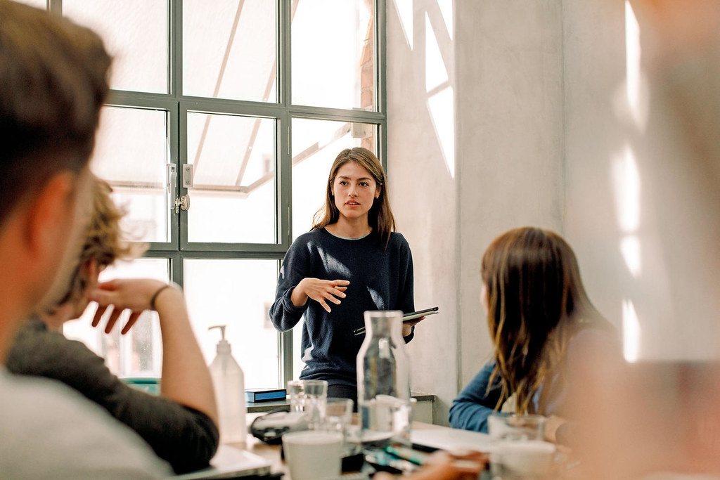 Pessoa em reflexão e pausa emocional