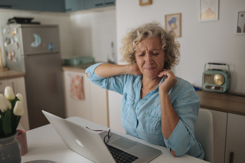 Pessoa refletindo sobre pensamentos automáticos no cotidiano