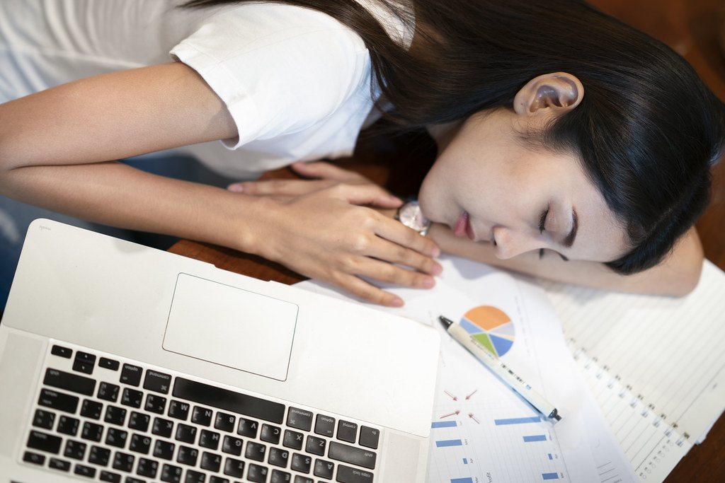 Esgotamento emocional no trabalho híbrido: sinais iniciais e rotina de proteção