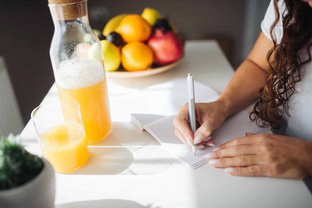 Pausa de respiração e escrita para reorganizar pensamentos